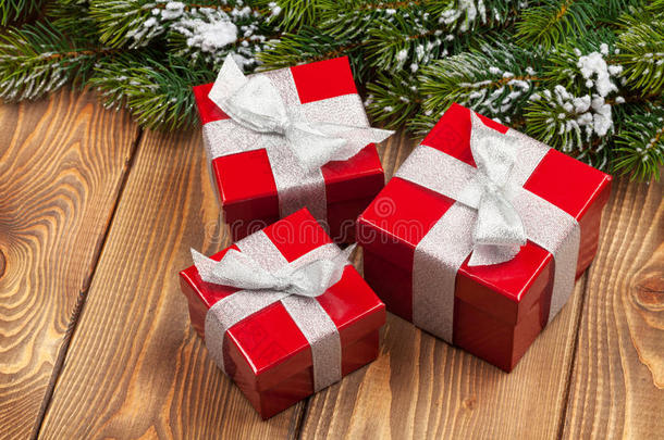 圣诞枞树雪地红礼盒