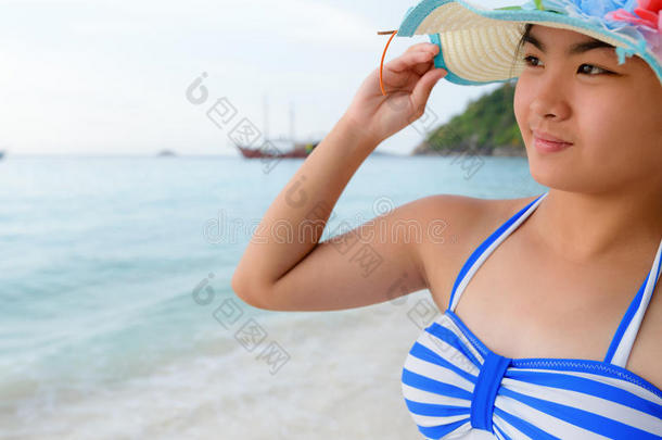泰国西米兰岛海滩上的女孩