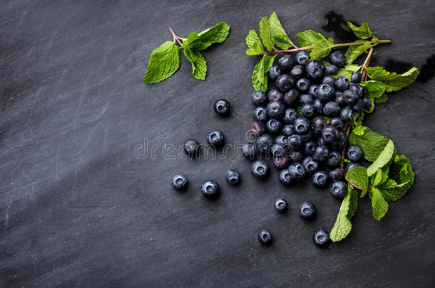 黑色黑板上的新鲜蓝莓作<strong>为</strong>背景