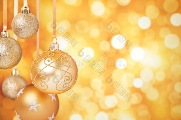 金色的圣诞包挂在金色的背景前