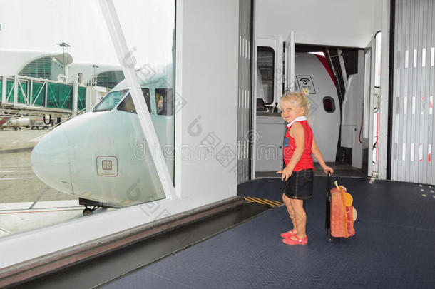 婴儿步行登机到机场登机口