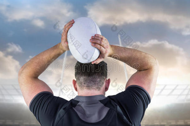 强硬橄榄球运动员投掷球的复合图像