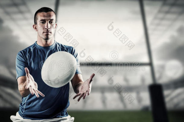 橄榄球运动员试图接球的复合图像