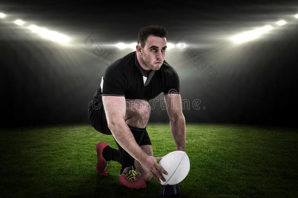 橄榄球运动员准备踢球的复合图像