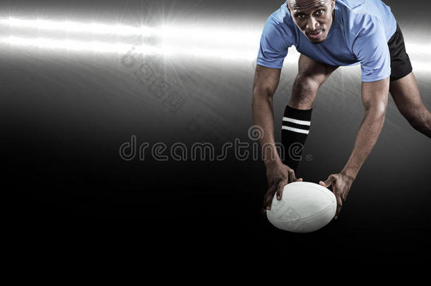 运动员在<strong>打橄榄球</strong>时弯曲和持球的综合图像