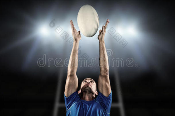 橄榄球运动员接球的复合图像