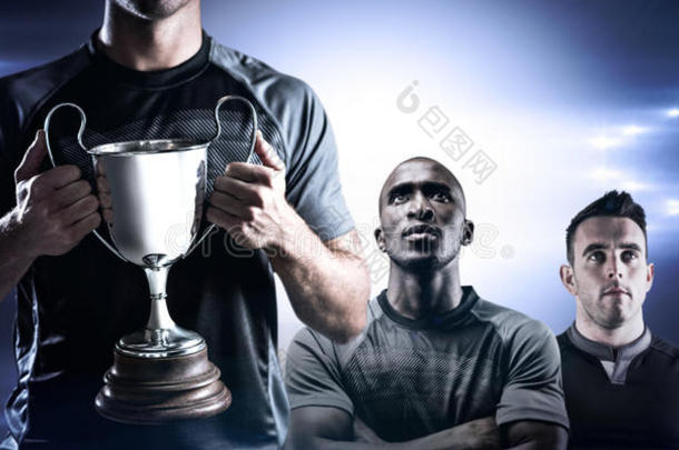 胜利橄榄球运动员拿奖杯的复合图像