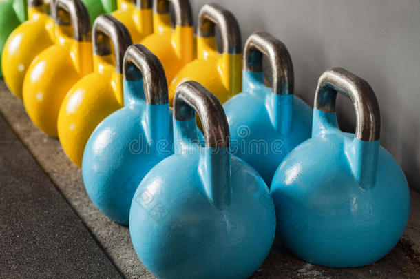 五颜六色的<strong>水壶</strong>在健身房里一排-专注于前面的<strong>水壶</strong>