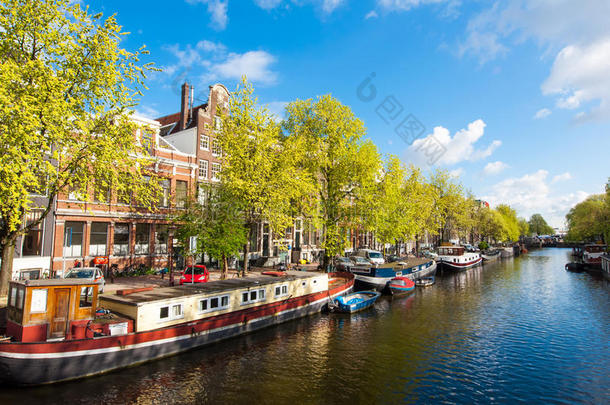 阿姆斯特丹运河与船<strong>沿河</strong>岸在阳光明媚的日子，荷兰。