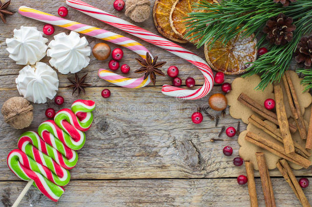 圣诞节和新年的组成-香料，糖果和坚果