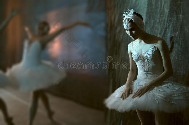 芭蕾舞演员在上台前站在后台