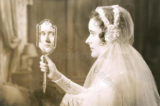 新娘凝视着手镜