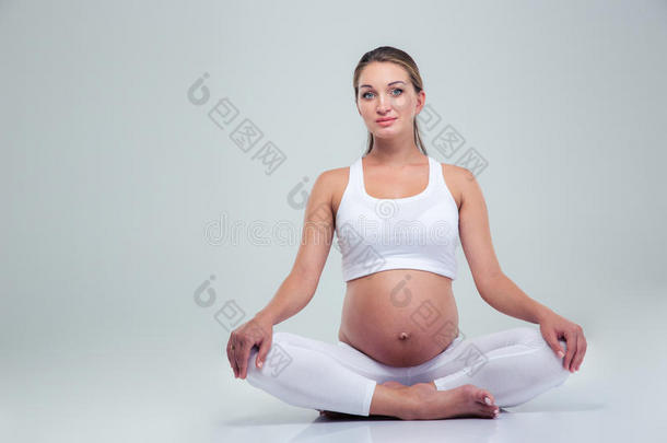 坐在地板上的孕妇
