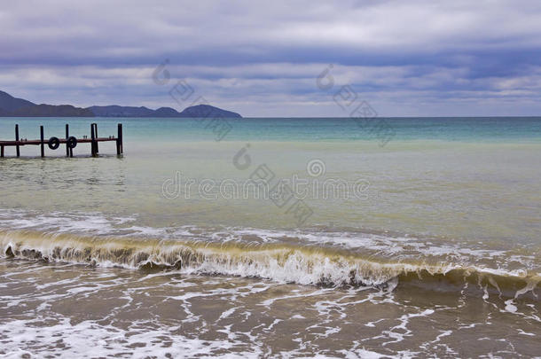 秋天海湾海滩黑色蓝色