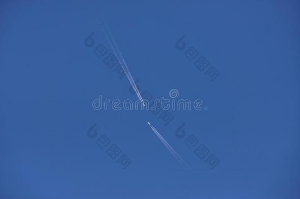 两架飞机飞过蓝天。