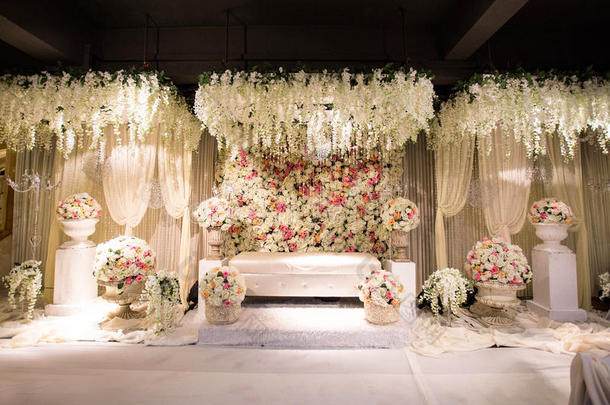 美丽装饰的英语主题婚礼祭坛