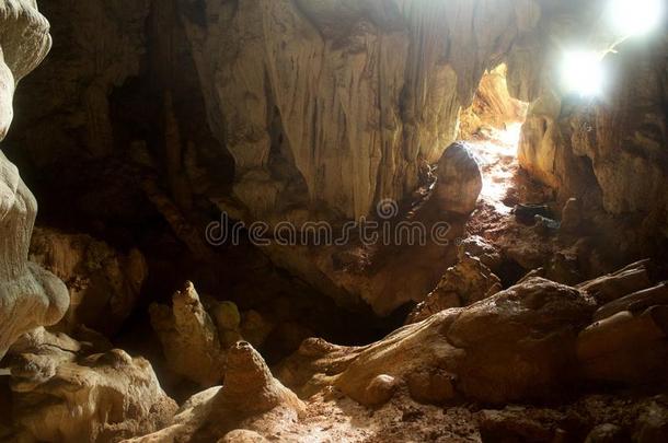 日光照亮了一个幽灵般的石灰石洞穴。