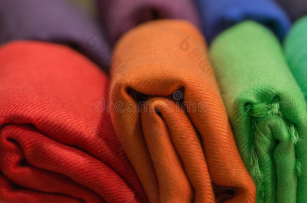 不同颜色的丝绸织物陈列架出售