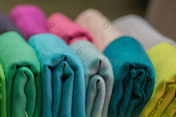 不同颜色的丝绸织物陈列架出售