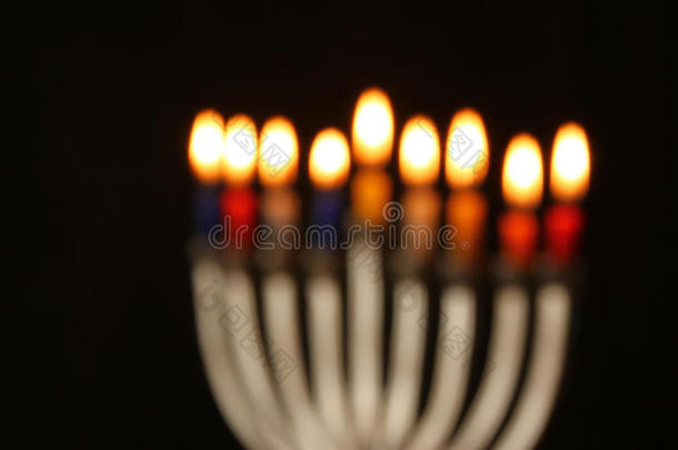 抽象模糊的背景犹太节日光明节背景与<strong>烛台</strong>（传统<strong>烛台</strong>）燃烧蜡烛在黑色