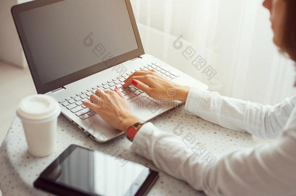 自由职业者使用笔记本，女人在笔记本电脑上工作