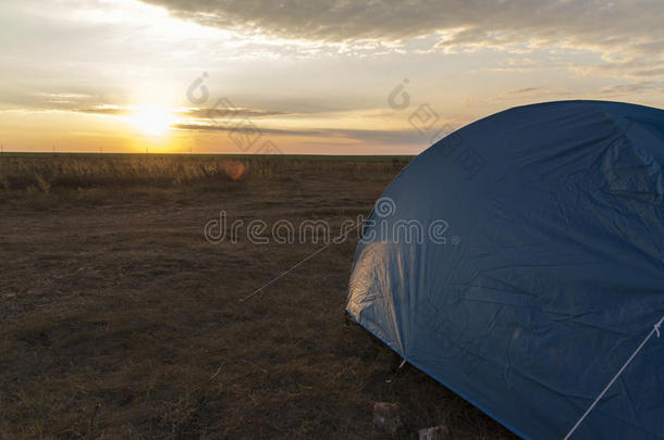 蓝色露营帐篷与日落概念：野营，旅行，极端
