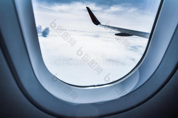 飞机机翼和云景通过飞机窗口看到