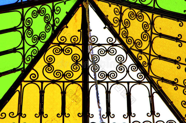 彩色玻璃和摩洛哥非洲的窗户和光线
