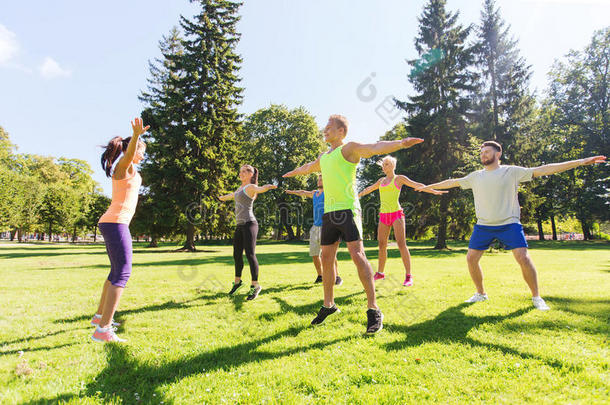 一群快乐的朋友在户外锻炼