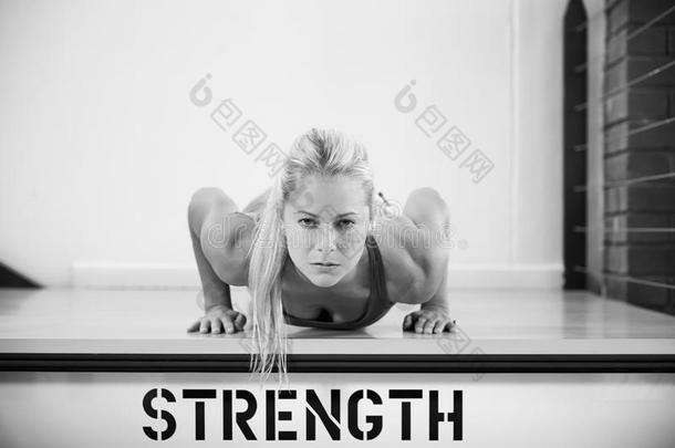 黑<strong>白镜</strong>头的女人在健身房做俯卧撑