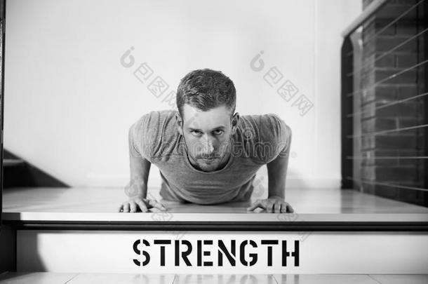 黑<strong>白镜</strong>头的男人在健身房做俯卧撑