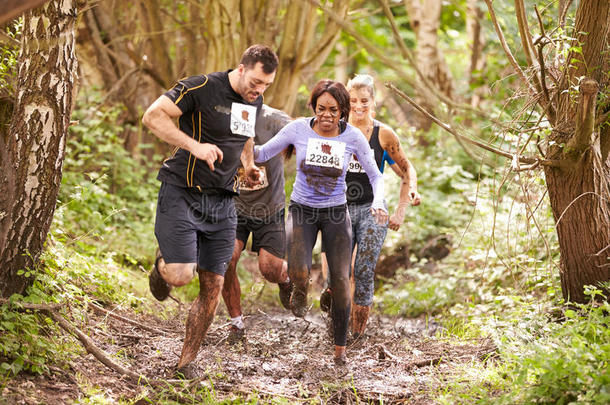 在耐力比赛中，竞争对手在森林里跑步