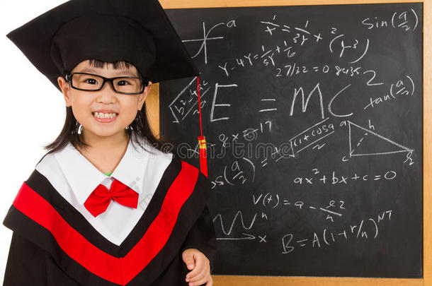 穿着<strong>毕业</strong>礼服的亚洲中国小女孩再次出现在黑板上