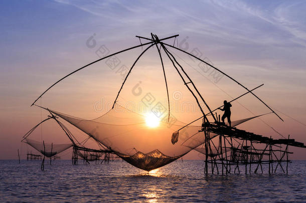 日出场景的渔夫剪影。