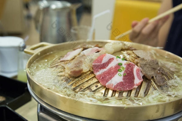 亚洲的烧烤牛肉黄铜韩国烤肉