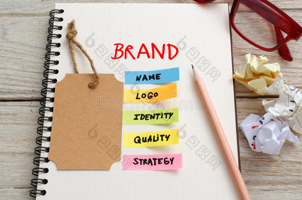 品牌营销理念与品牌标签在笔记本上