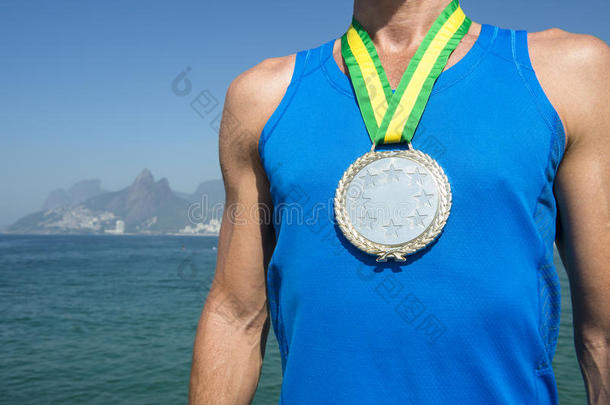 金牌运动员站在伊帕内马海滩里约