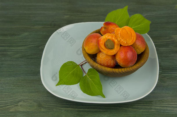 绿松石盘上的新鲜成熟杏