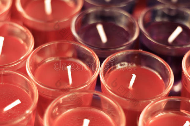 模糊背景彩色蜡烛在玻璃上的复古色调。