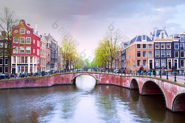 夏季雨后阿姆斯特丹运河景观