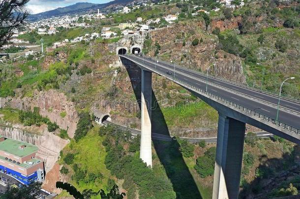 马德拉岛的汽车立交桥和隧道