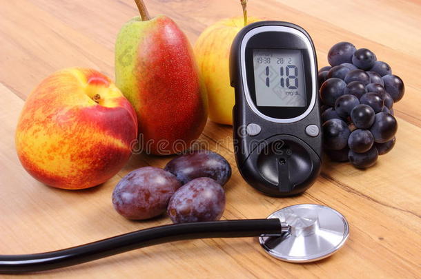 葡萄糖计配医用听诊器和新鲜水果，健康生活方式