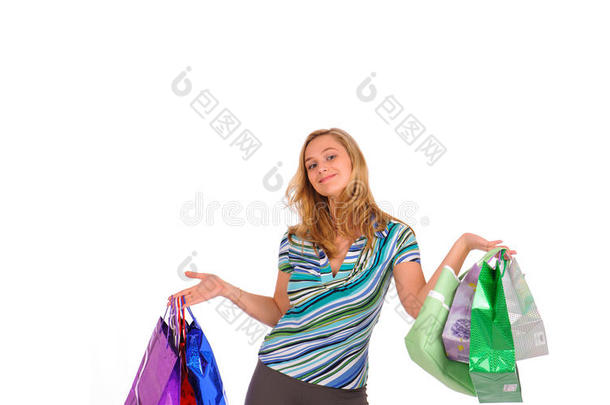 金发女人拿着购物袋