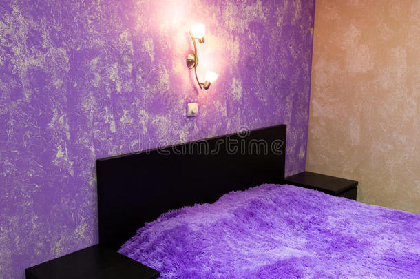 卧室里有淡紫色的床