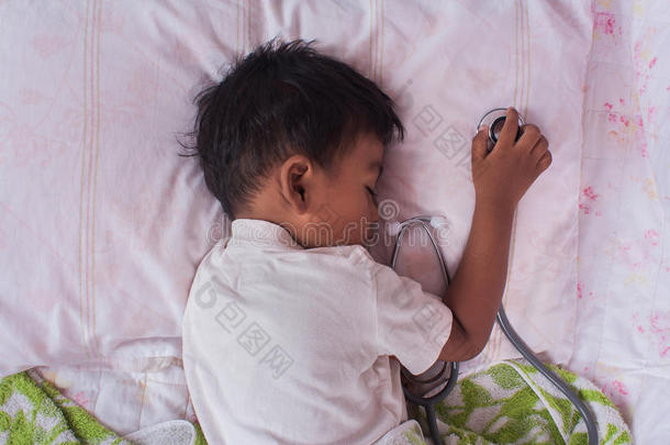一个小亚洲男孩睡觉