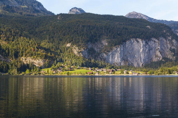 奥地利Grundlsee的建筑物、山丘和湖泊
