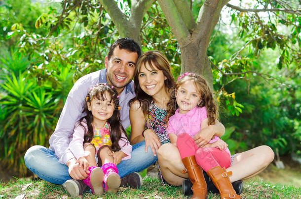 美丽的西班牙裔家庭，<strong>四人</strong>坐在外面
