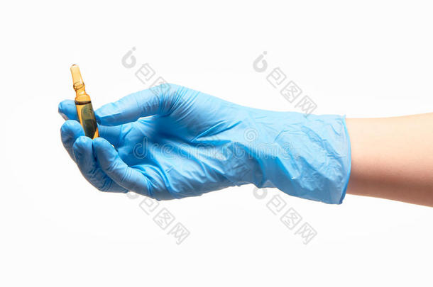 用蓝色消毒手术手套关闭女医生的手，用药物握住透明的棕色玻璃安瓿