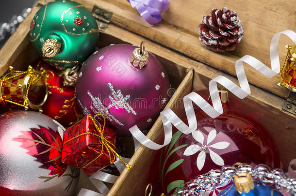 圣诞彩球和装饰