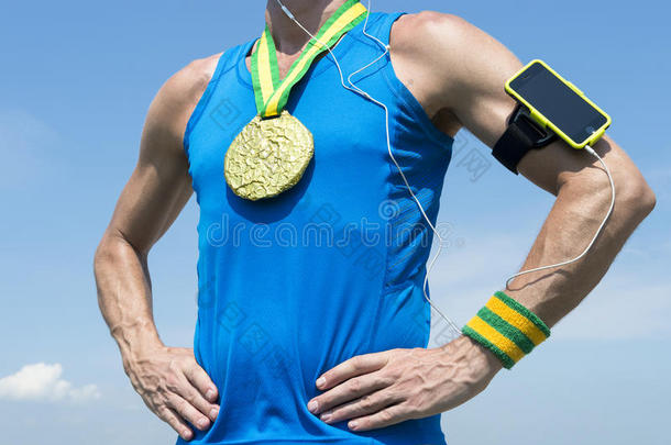 带手机臂章的金牌运动员